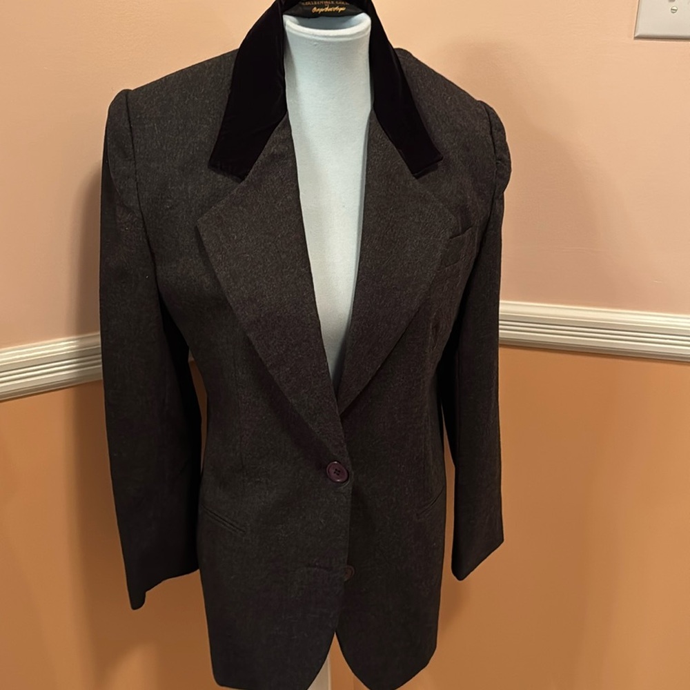 Vintage classic — gray wool jacket with black velvet collar